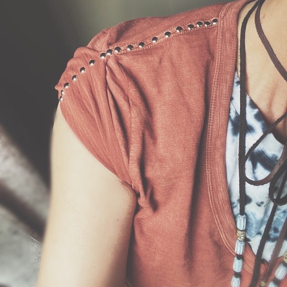 Studded Raw Edge Sleeve V-Neck Tee - Picture 14 of 16